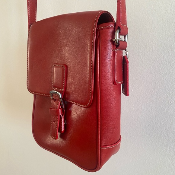 Vintage Coach Red Willis Camera (7775) - Picture 3 of 8